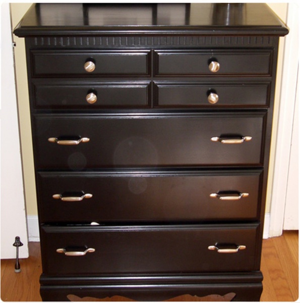 Dresser using multiple style drawer pulls